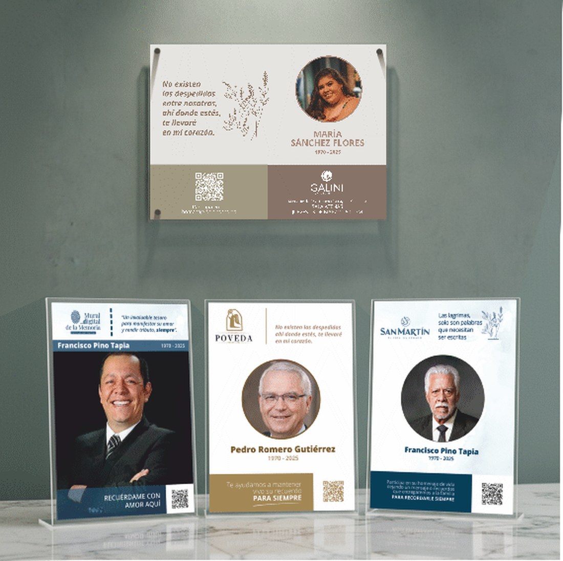 Placa mural y tres esquelas en metacrilato, cada una con la marca de su funeraria, la fotografía del difunto y un código QR.