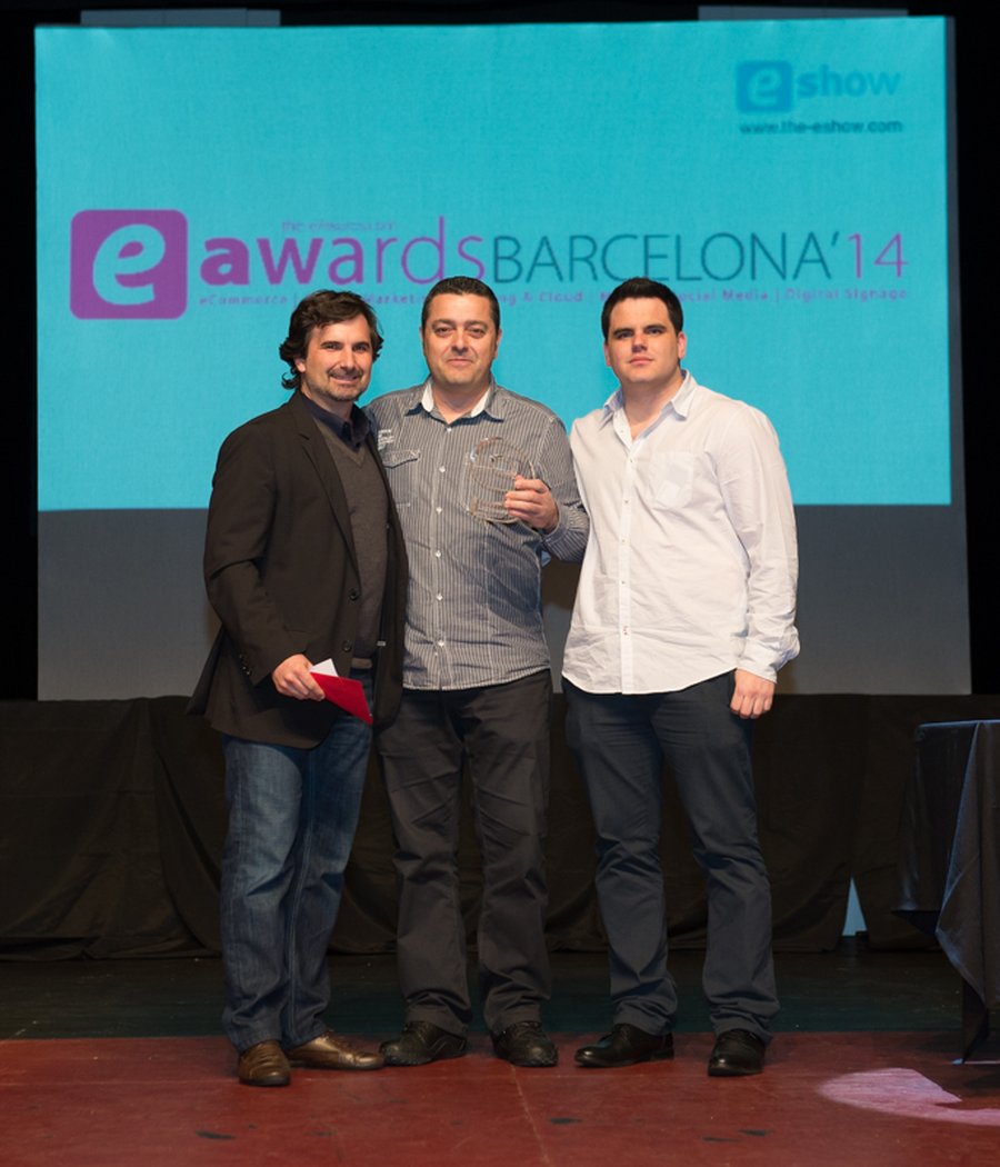 Entrega del eAward Barcelona 2014 sobre el escenario, con el trofeo en las manos.